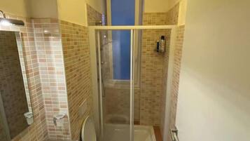 Asciugacapelli, bidet, asciugamani, carta igienica