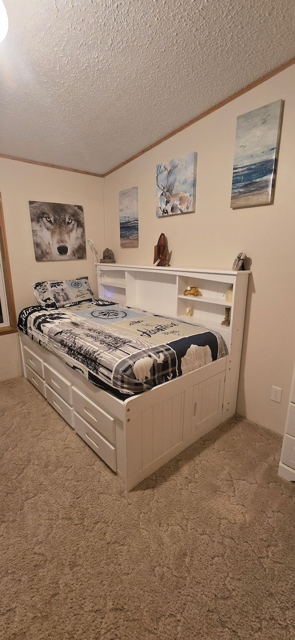 3 bedrooms, desk, iron/ironing board, travel cot