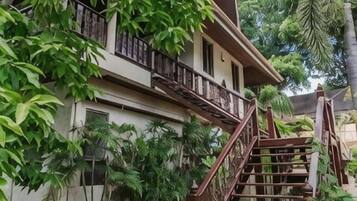 Un edificio de varios pisos con escaleras y balcones.