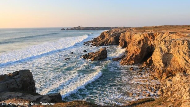A coastal landscape with rocky cliffs and waves crashing against the shore. - Marine calm - QUIBERON (QUIBERON)