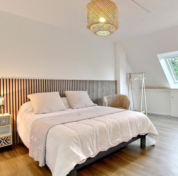 1 habitación, tabla de planchar con plancha, wifi gratis y ropa de cama 