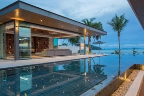 A modern house with an infinity pool, a covered outdoor seating area, and a view of the ocean. - Exclusive Sea Renity A Beachfront Villa Retreat Sleeps 12 Adults and 6 Kids (Koh Samui)