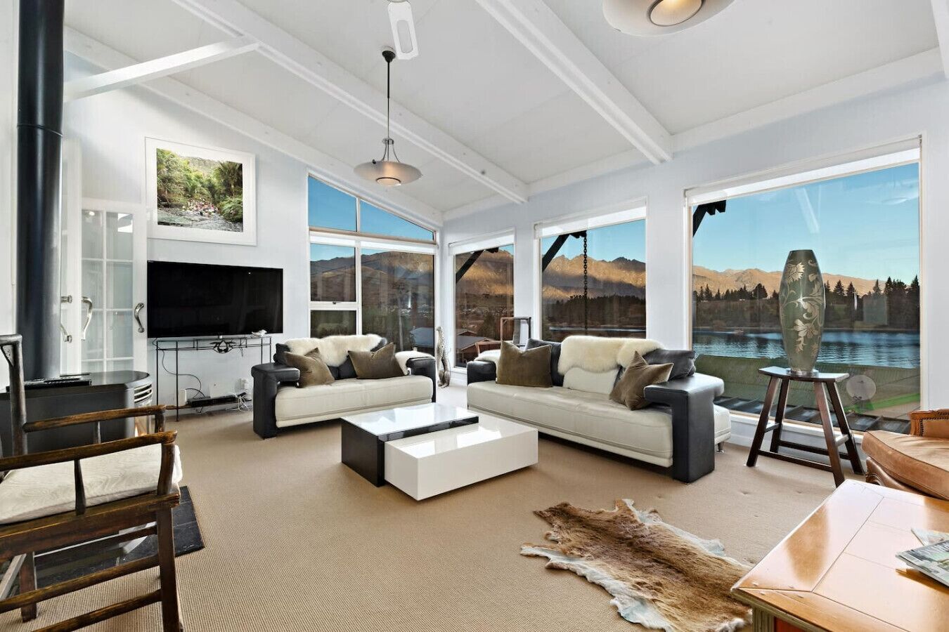 Een televisie en een open haard