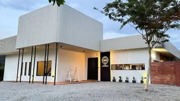 المنشأة من الخارج