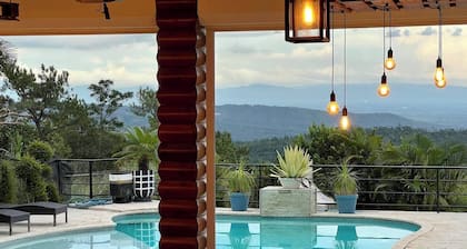 Vistas increíbles ✅️Piscina grande✅️Area sociales✅️Wifi✅️AC✅️ Big Garden y más