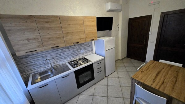 Fridge, oven, stovetop, coffee/tea maker