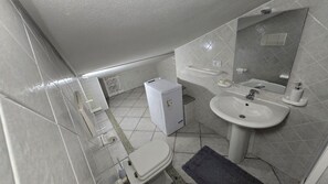 Douche, sĂšche-cheveux, bidet, serviettes fournies