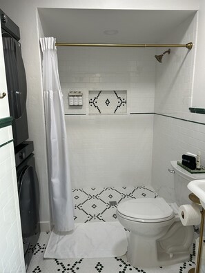 Chuveiro, secador de cabelo, toalhas de banho 