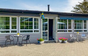 Outdoor dining - 2 bedroom awesome home in Dronningmølle (Dronningmølle)