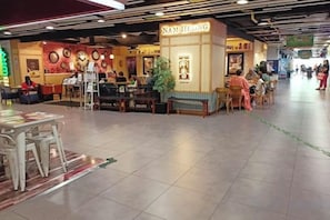 Un ristorante con un'arredamento in stile tradizionale asiatico, con bancone e sala.