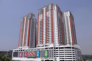 Un edificio alto con diversi piani e balconi, caratterizzato da una segnaletica ben visibile alla base.