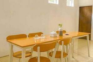 Dining - Villa Kamar Tamu Selomartani (Kalasan)