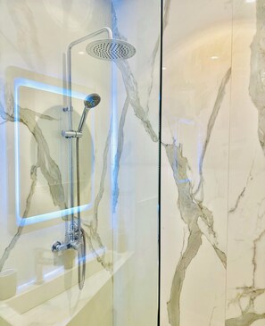 Suihku, hiustenkuivaaja, pyyhkeet, saippua