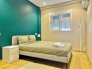 2 dormitorios, tabla de planchar con plancha, ropa de cama