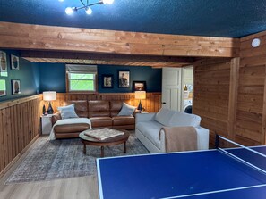 Smart TV, lareira, mesa de pingue-pongue