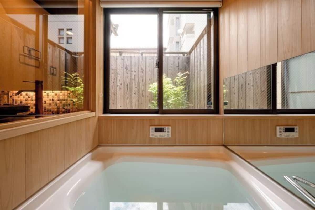 Een strijkplank/strijkijzer