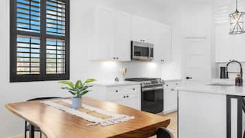 Een koelkast, een magnetron, een oven, een kookplaat