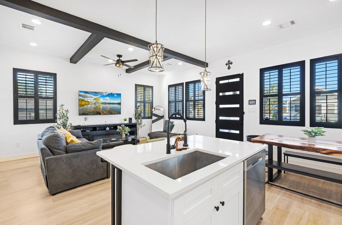 New ! Houston getaway! Near Stadiums & Downtown