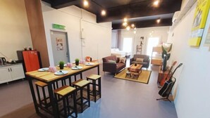 Um interior moderno com área de jantar, sala de estar e cozinha.