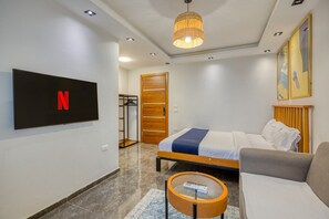 1 bedroom, iron/ironing board, WiFi, bed sheets - Charming Rooftop Studio with Garden Views and Modern Amenities (AUC, New Cairo)