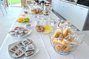 Free daily buffet breakfast