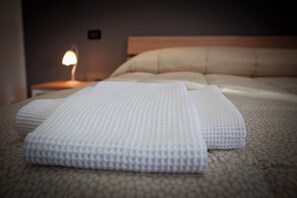 Standard-dobbeltværelse - udsigt til pool | Dundyner, minibar, individuel indretning, skrivebord