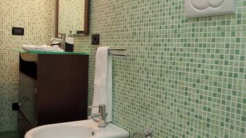 Comfort-Doppelzimmer, Blick auf den Innenhof | Badezimmer