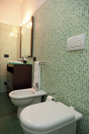 Comfort-dobbeltværelse - udsigt til gårdsplads | Badeværelse | Bruser, hårtørrer, bidet, håndklæder