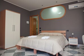 Phòng đôi tiện nghi đơn giản, quang cảnh sân vườn | Chăn bông, minibar, trang bị nội thất với thiết kế riêng biệt, bàn 
