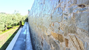 A stone wall with a narrow path beside it. - B&B Mauro Home bed&relax (Linguaglossa)