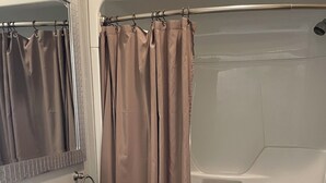 Familienapartment, Blick auf den Innenhof | Badezimmer | Haartrockner, Handtücher, Seife, Shampoo