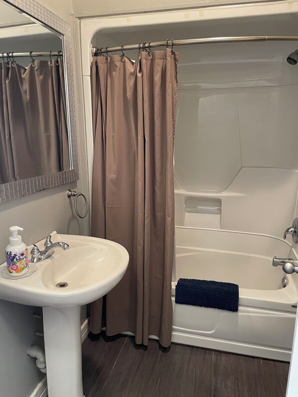 Family Apartment, Courtyard View | Bathroom