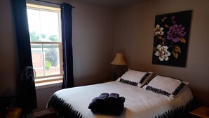 Familienapartment, Blick auf den Innenhof | Laptopgeeigneter Arbeitsplatz, Bügeleisen/Bügelbrett, kostenloses WLAN