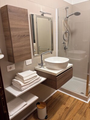 Hårføner, håndklær, såpe og toalettpapir