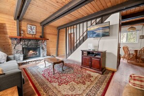 Smart TV, fireplace - Cedar Chalet-2bed-1bath/Bear Mtn (Big Bear Lake)
