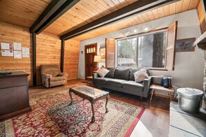 Smart TV, fireplace - Cedar Chalet-2bed-1bath/Bear Mtn (Big Bear Lake)