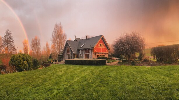 A house with a sloped roof, a porch, and a well-maintained lawn. - Streamside Country Manor - Peaceful Spacious Country Retreat Near Hobbiton (Richmond Downs)