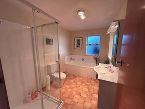 Dusj, hårføner, håndklær og såpe