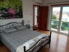 4 bedrooms, iron/ironing board, WiFi, bed sheets