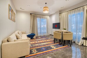 TV - Stunning 3BR Apartment near AUC in New Cairo by Travelholic (Cairo Governorate)