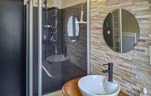 Shower, hair dryer - 4 bedroom lovely home in Penvénan (Penvénan)