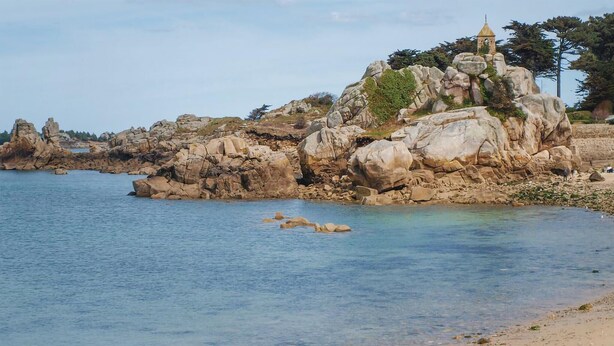 A coastal landscape with rocky formations and a small tower structure. - 4 bedroom nice home in Penvénan (Penvénan)