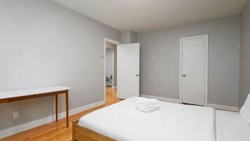 2 slaapkamers, een bureau, een strijkplank/strijkijzer, gratis wifi