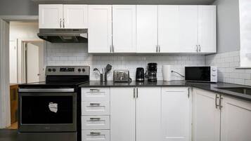 Een koelkast, een microgolfoven, een oven, een kookplaat