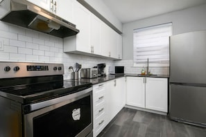 Kühlschrank, Mikrowelle, Ofen, Herdplatte