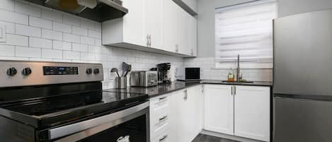 Refrigerador, microondas, horno, placa de cocina