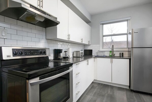 Refrigerador, microondas, horno, placa de cocina
