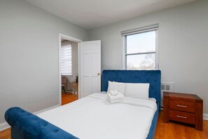 2 slaapkamers, een bureau, een strijkplank/strijkijzer, gratis wifi