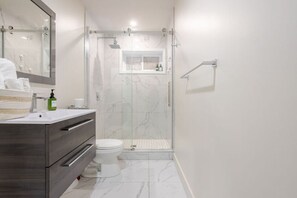 Sèche-cheveux, serviettes fournies