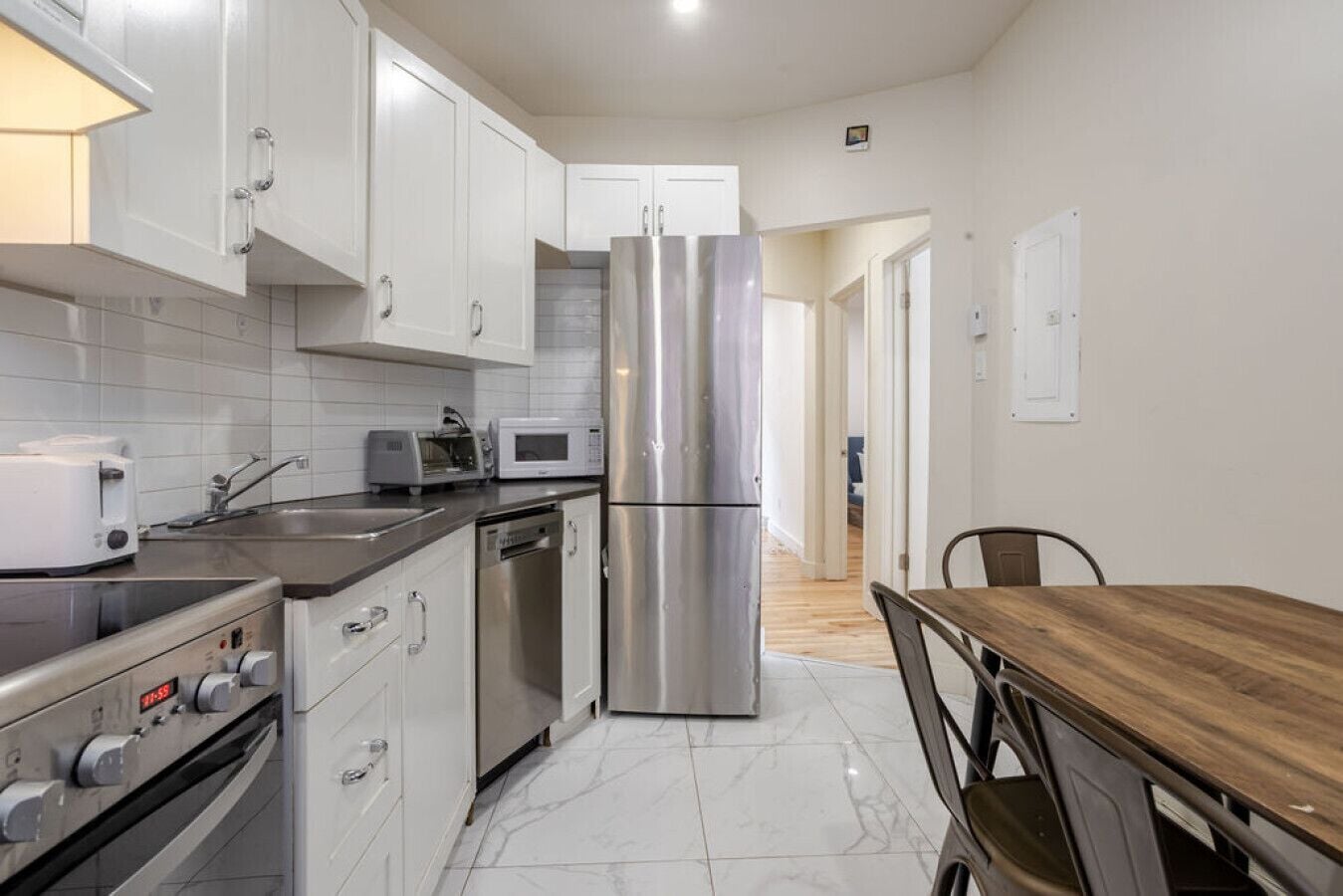 Frigorífic, microones, forn i placa de cuina 